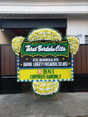 Papan Bunga Duka di Jembatan Besi