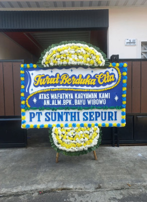 Papan Bunga Duka di Jembatan Besi