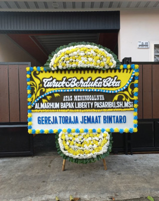 Papan Bunga Duka di Jembatan Besi