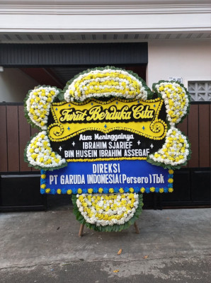Papan Bunga Duka di Jembatan Besi