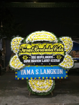 Papan Bunga Duka di Jembatan Besi
