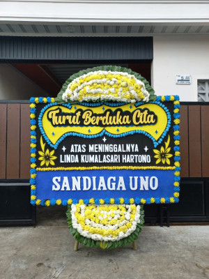 Papan Bunga Duka di Jembatan Besi