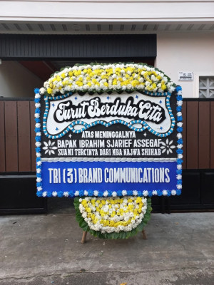 Papan Bunga Duka di Jembatan Besi